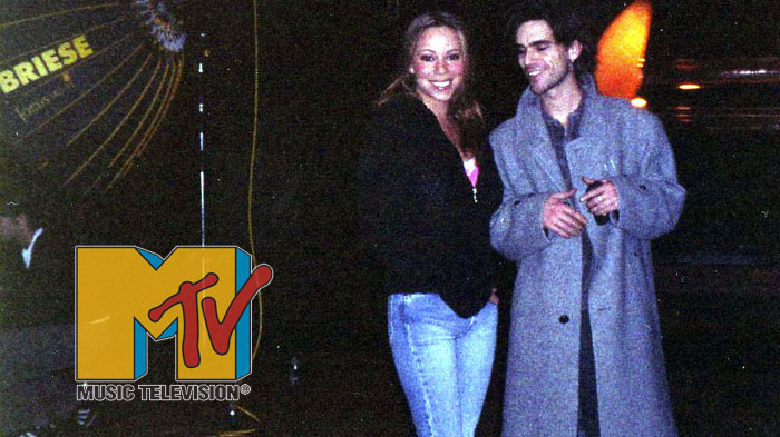 play this in a pop-up MTV Artist-Interviews
