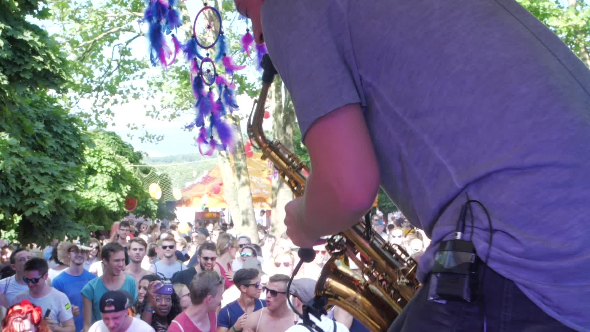 play this in a pop-up Panama-Festival